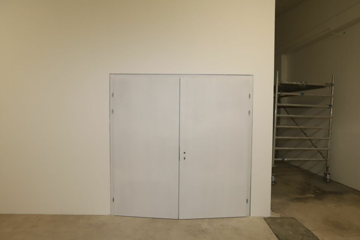 560m² storage room