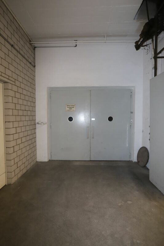 560m² storage room
