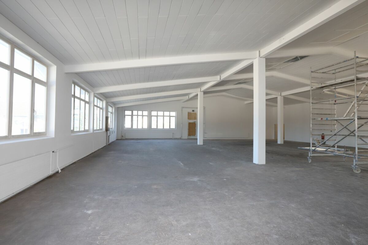 560m² storage room
