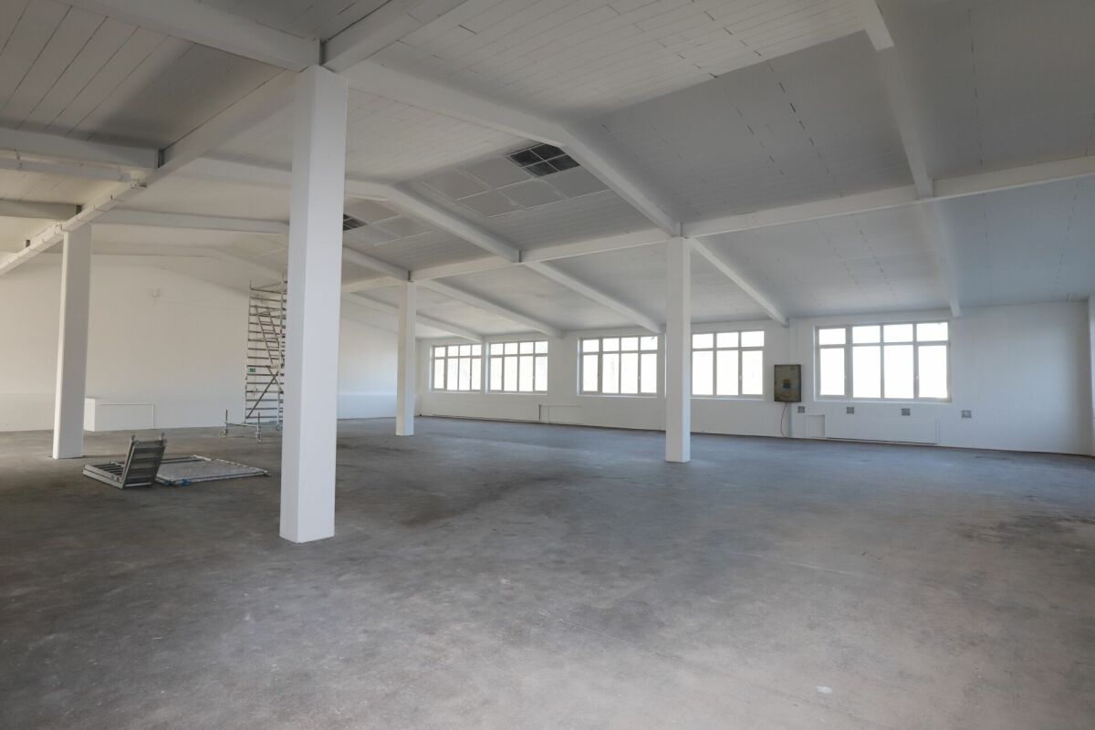 560m² storage room
