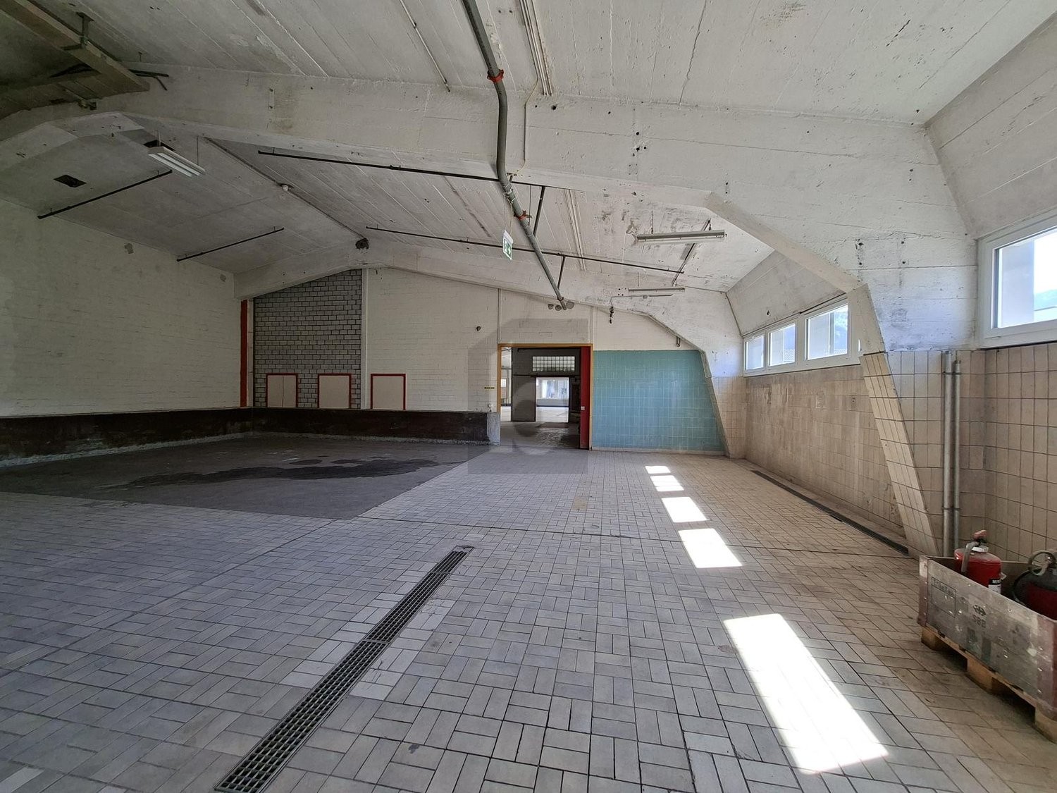 1140m² industrial object, photo 3 of 4