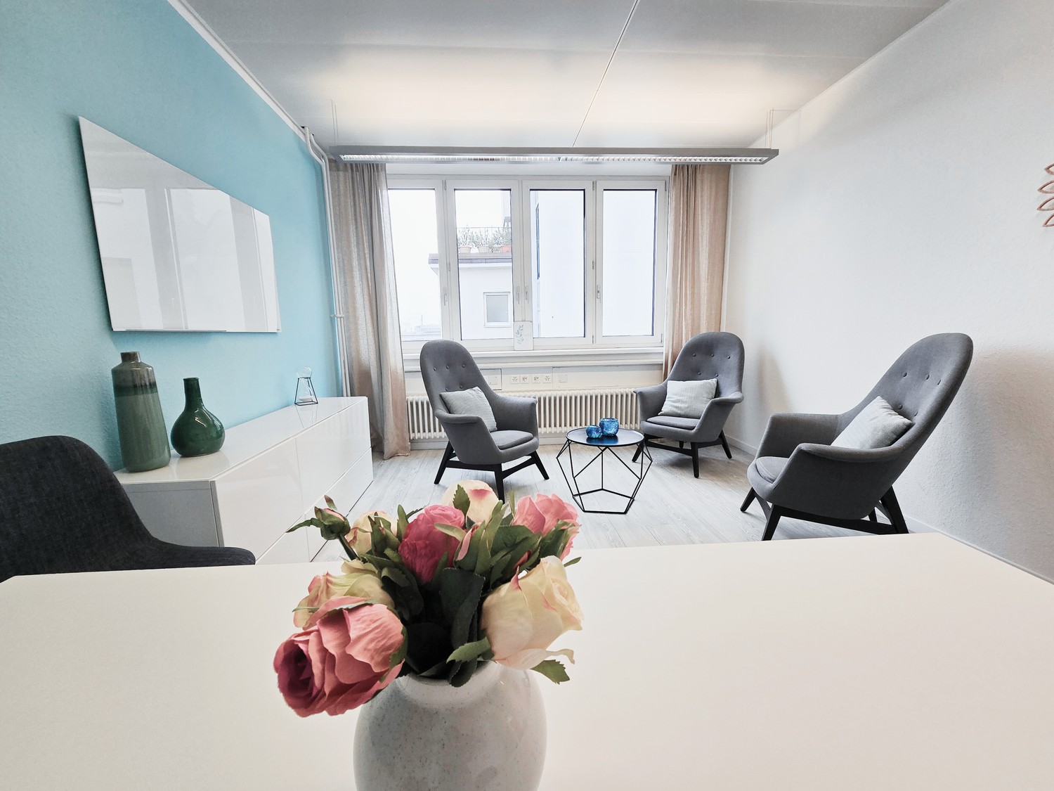 18m² commercial

Professionally furnished consultation rooms in Zürich-Altstetten – flexible, modern and cost-efficient.  
Ideal for self-employed professionals from consulting, coaching or psychology.  
  
Do you work in the field of consulting, coaching or psychology and are looking for a professi, photo 1 of 6