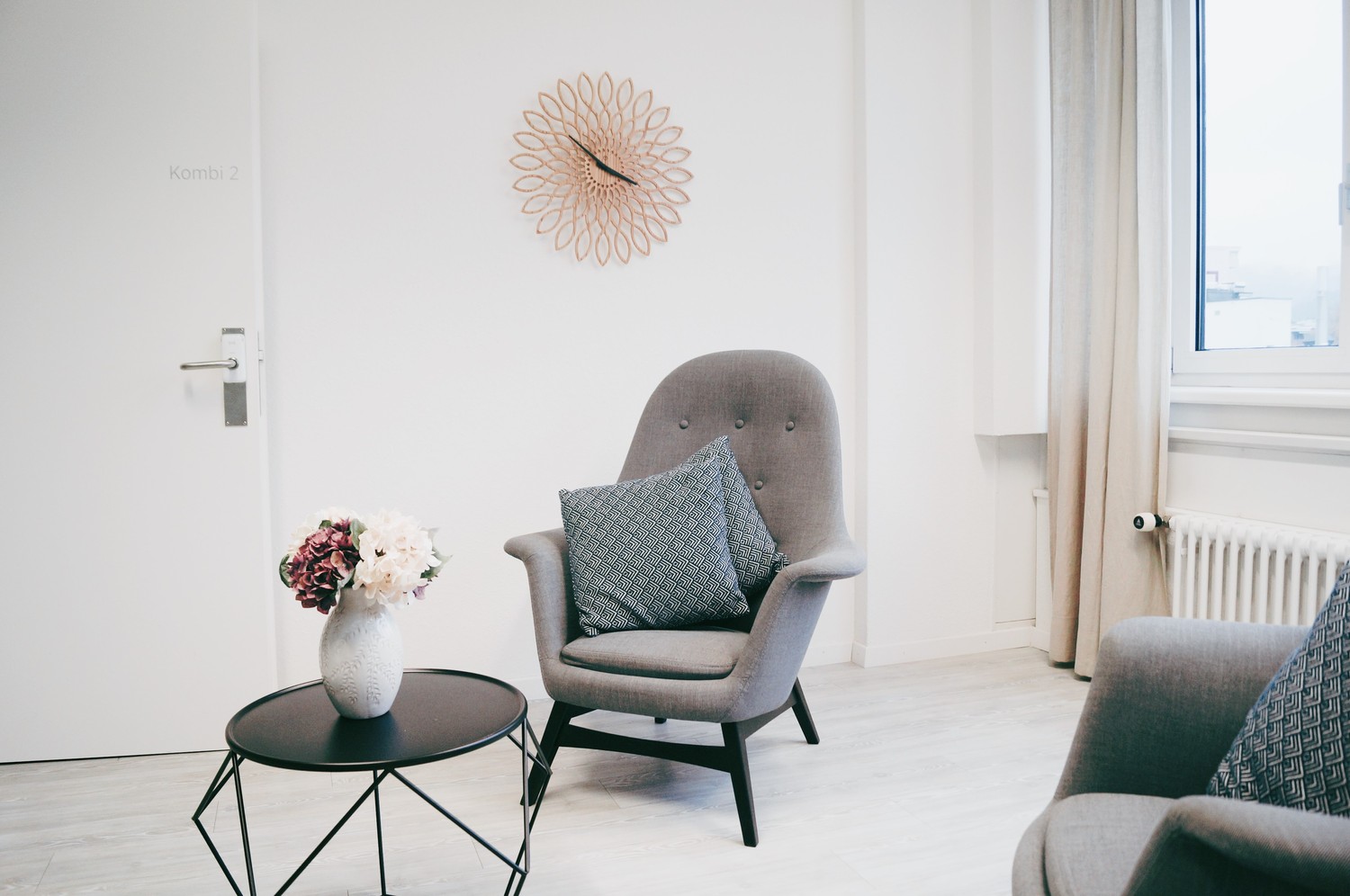18m² commercial

Professionally furnished consultation rooms in Zürich-Altstetten – flexible, modern and cost-efficient.  
Ideal for self-employed professionals from consulting, coaching or psychology.  
  
Do you work in the field of consulting, coaching or psychology and are looking for a professi, photo 4 of 6
