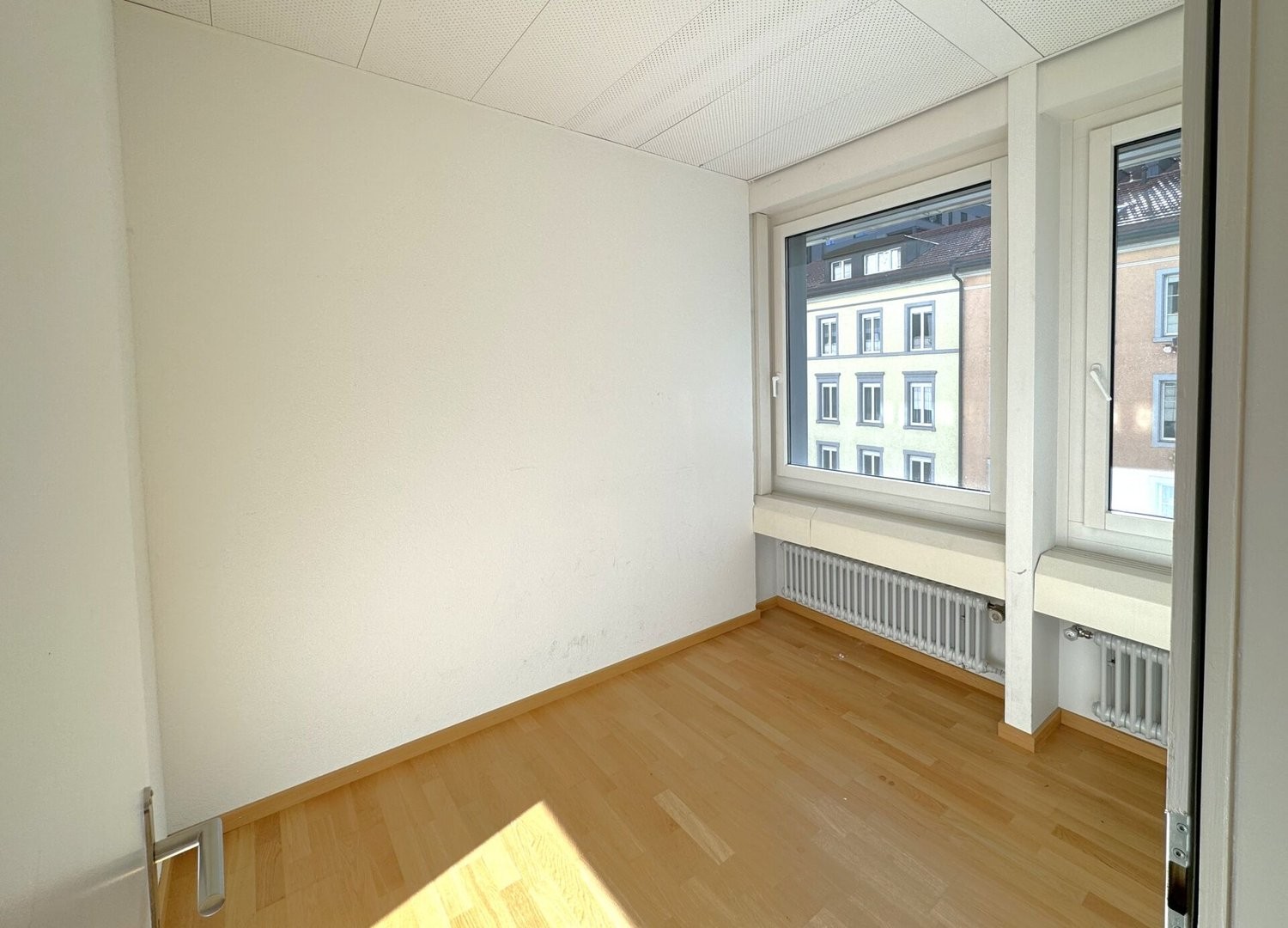 93m² commercial