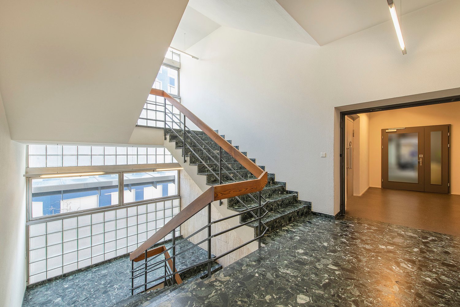 495m² office, photo 2 of 10