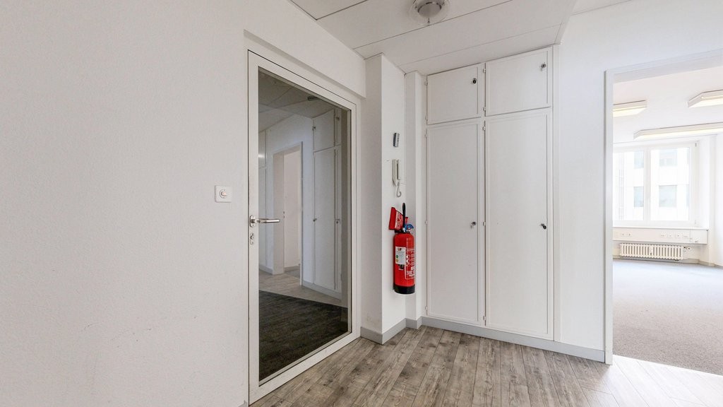 330m² office