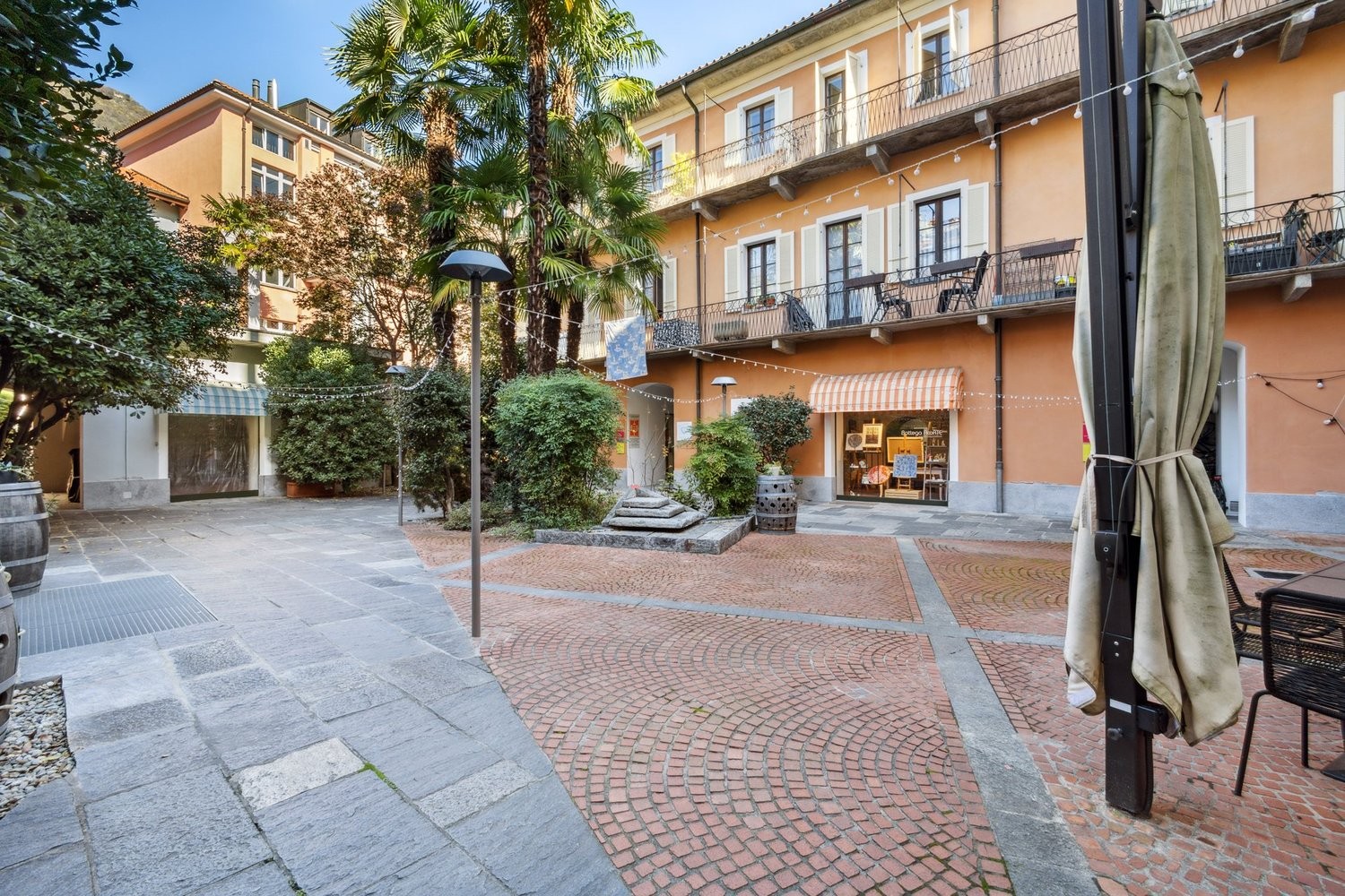 36m² shop

Commercial space with display windows suitable for a hair salon, shop, atelier or other with service.

The space is located at Centro Fiorentina, in the heart of the old town and is structured as follows:

- total area of 36 m2;
- terracotta flooring;
- single room with possibility of int