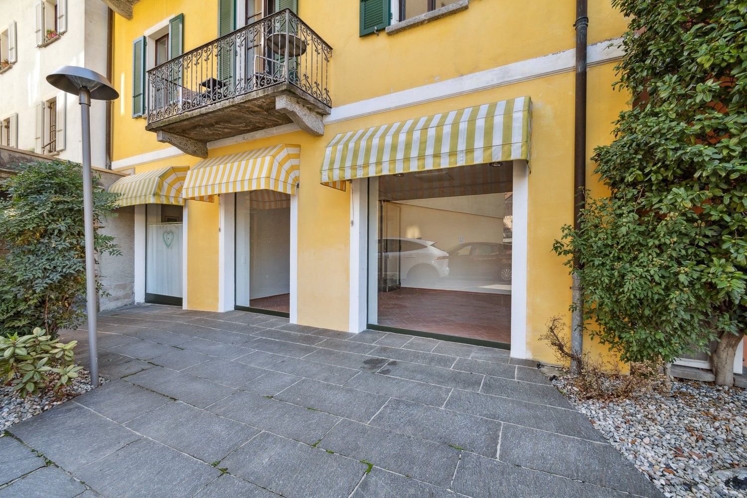 36m² shop

Commercial space with display windows suitable for a hair salon, shop, atelier or other with service.

The space is located at Centro Fiorentina, in the heart of the old town and is structured as follows:

- total area of 36 m2;
- terracotta flooring;
- single room with possibility of int