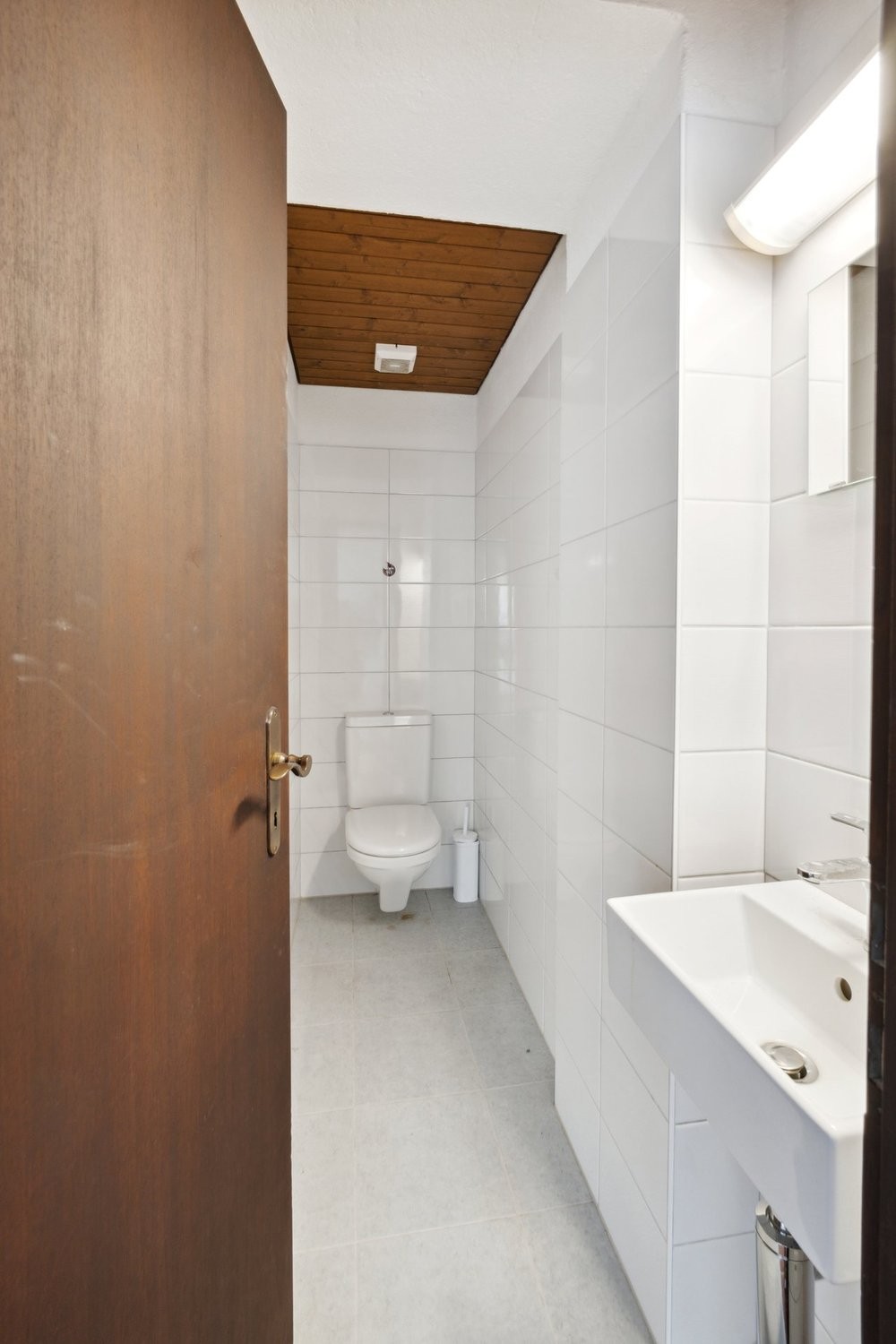 36m² shop

Commercial space with display windows suitable for a hair salon, shop, atelier or other with service.

The space is located at Centro Fiorentina, in the heart of the old town and is structured as follows:

- total area of 36 m2;
- terracotta flooring;
- single room with possibility of int