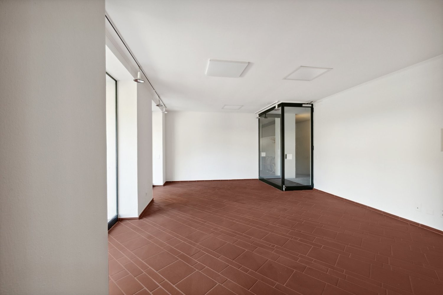 36m² shop

Commercial space with display windows suitable for a hair salon, shop, atelier or other with service.

The space is located at Centro Fiorentina, in the heart of the old town and is structured as follows:

- total area of 36 m2;
- terracotta flooring;
- single room with possibility of int