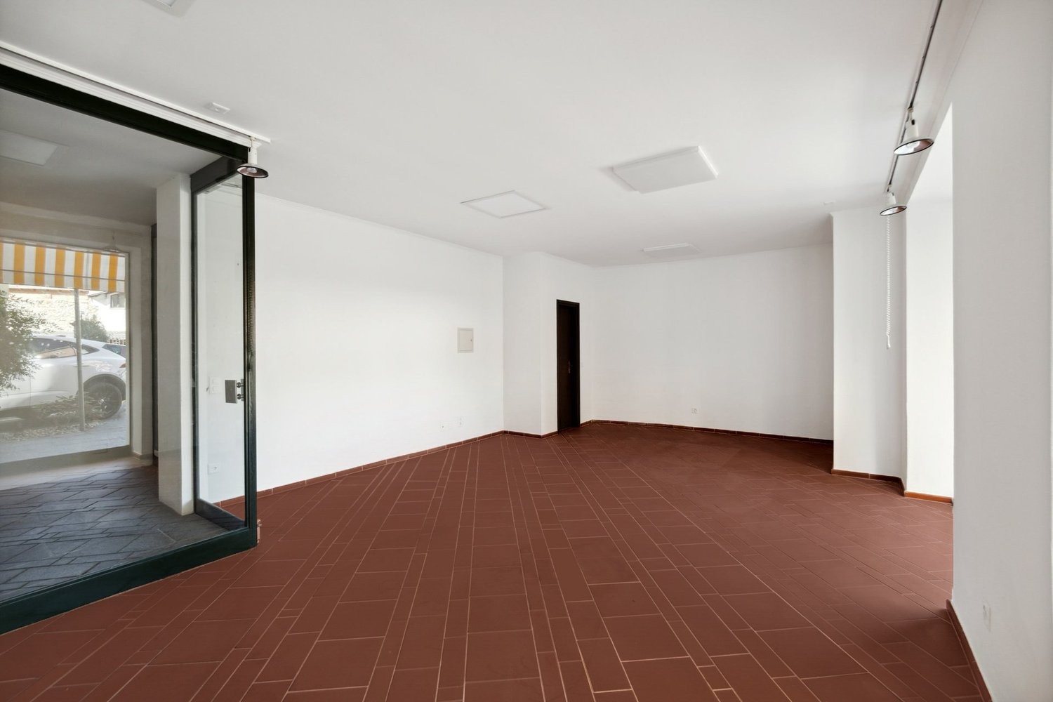 36m² shop

Commercial space with display windows suitable for a hair salon, shop, atelier or other with service.

The space is located at Centro Fiorentina, in the heart of the old town and is structured as follows:

- total area of 36 m2;
- terracotta flooring;
- single room with possibility of int