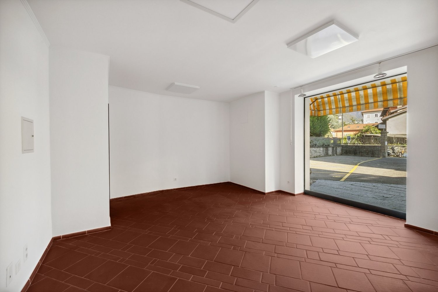 36m² shop

Commercial space with display windows suitable for a hair salon, shop, atelier or other with service.

The space is located at Centro Fiorentina, in the heart of the old town and is structured as follows:

- total area of 36 m2;
- terracotta flooring;
- single room with possibility of int