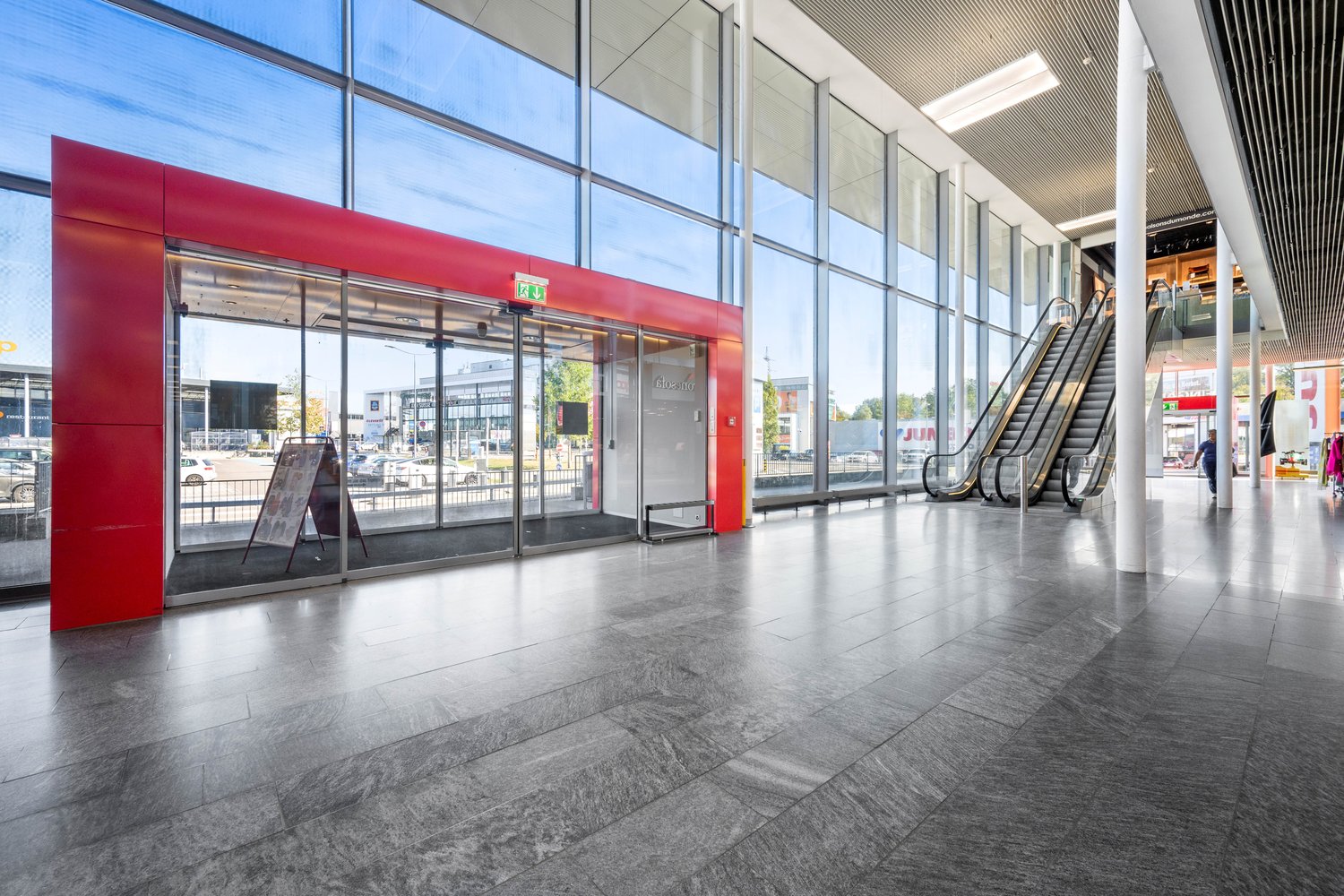 2700m² commercial