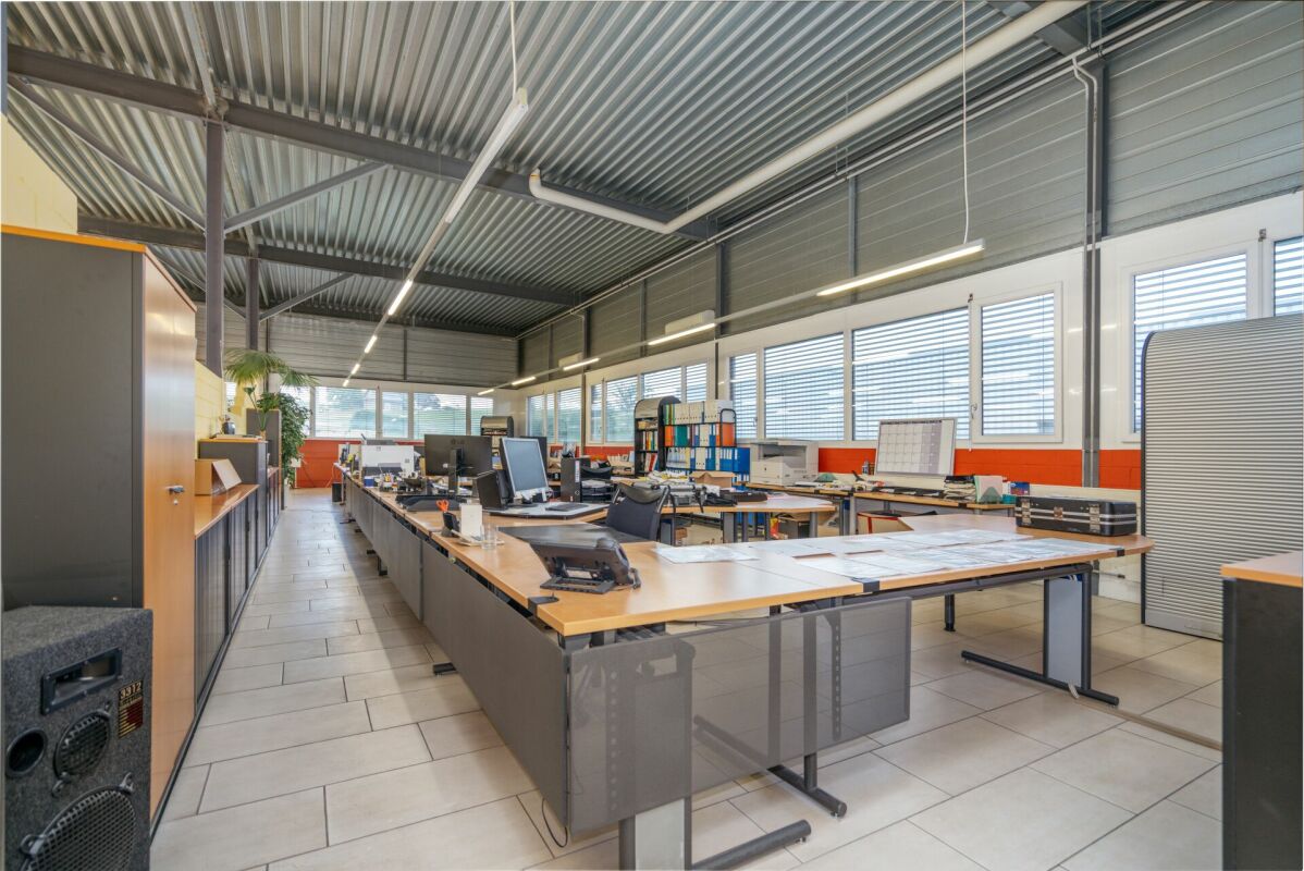 915m² factory, photo 5 of 10