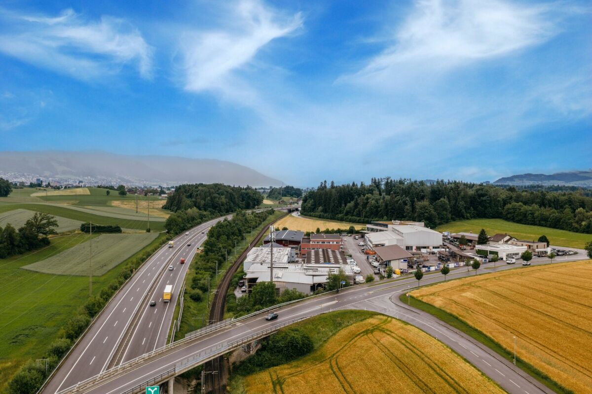 915m² factory, photo 1 of 10
