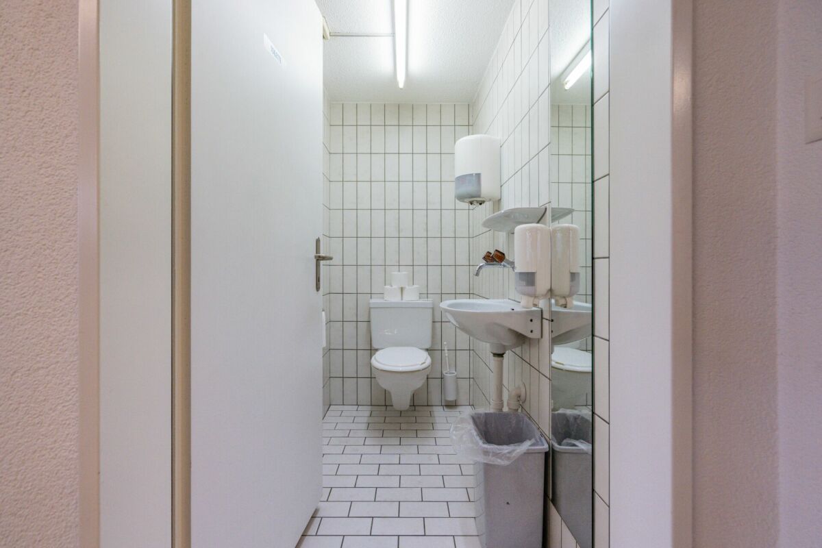 915m² factory, photo 9 of 10