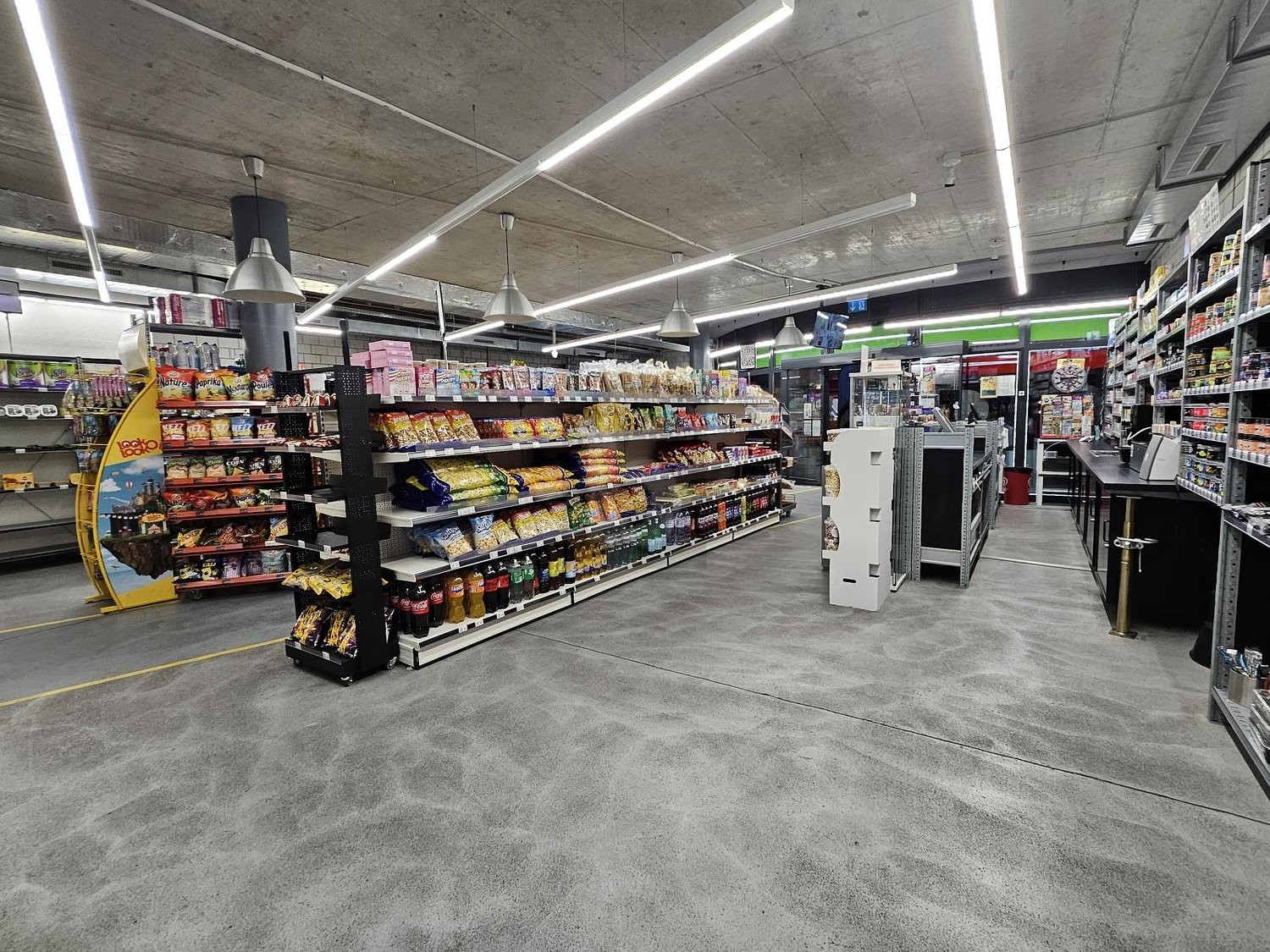 250m² shop, photo 1 of 4