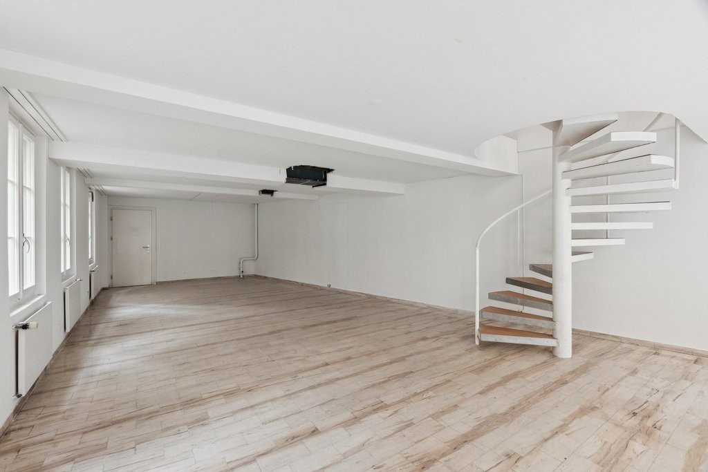 107m² shop