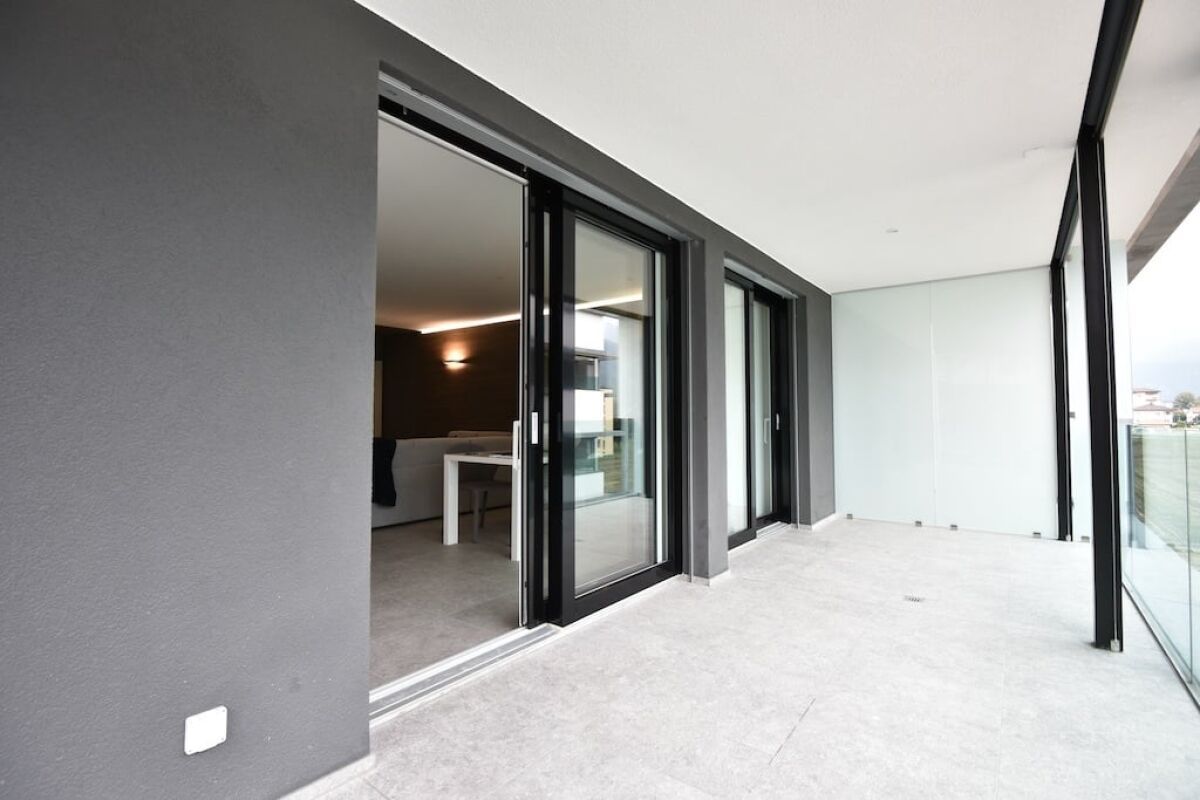 Modern Apartment Luxury C19 Bellinzona 

Appartamento di 3.5 locali a Bellinzona, nel cuore del Ticino, circondato dal verde con vista sulle montagne e sui castelli. 

L'appartamento dispone di un soggiorno luminoso con zona pranzo e cucina a pianta aperta, arredato con moderni mobili di design. 

È