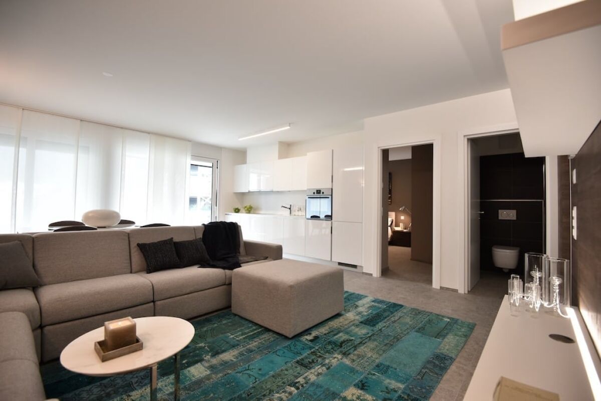 Modern Apartment Luxury C19 Bellinzona 

Appartamento di 3.5 locali a Bellinzona, nel cuore del Ticino, circondato dal verde con vista sulle montagne e sui castelli. 

L'appartamento dispone di un soggiorno luminoso con zona pranzo e cucina a pianta aperta, arredato con moderni mobili di design. 

È