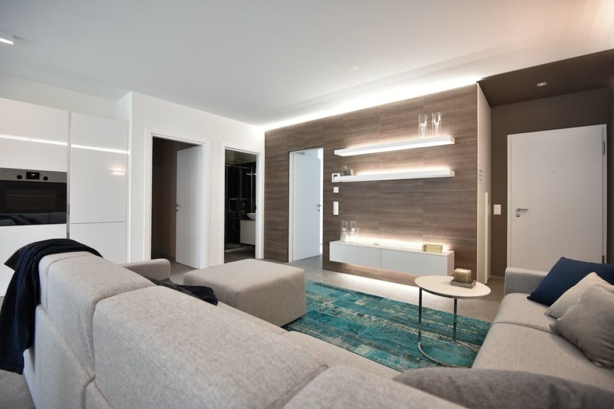 Modern Apartment Luxury C19 Bellinzona 

Appartamento di 3.5 locali a Bellinzona, nel cuore del Ticino, circondato dal verde con vista sulle montagne e sui castelli. 

L'appartamento dispone di un soggiorno luminoso con zona pranzo e cucina a pianta aperta, arredato con moderni mobili di design. 

È