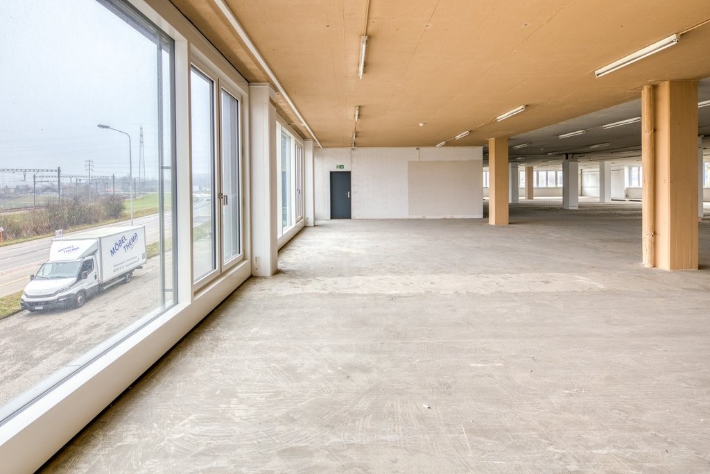 318m² office, photo 1 of 8