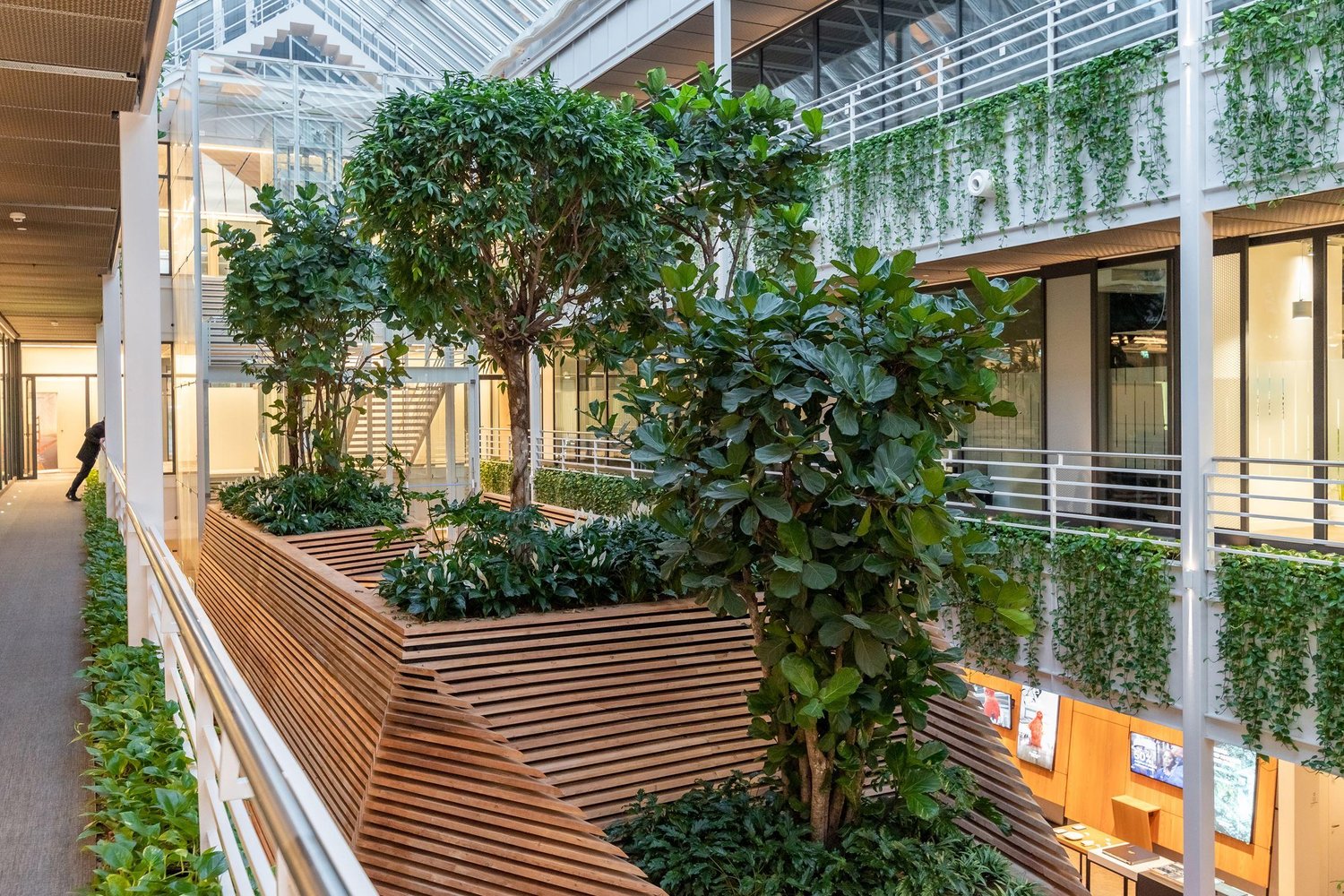 730m² office, photo 1 of 10