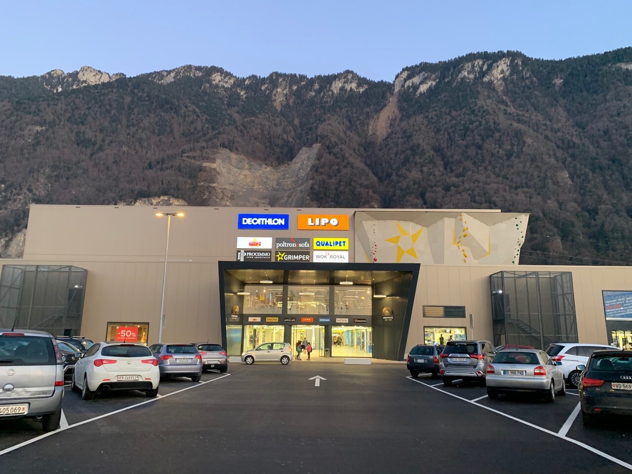 1280m² commercial, photo 1 of 3