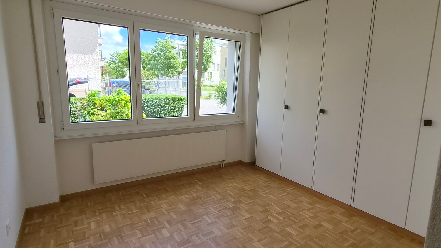 Spacious bright 3-room apartment with balcony in the Gurzelen district, photo 8 of 10