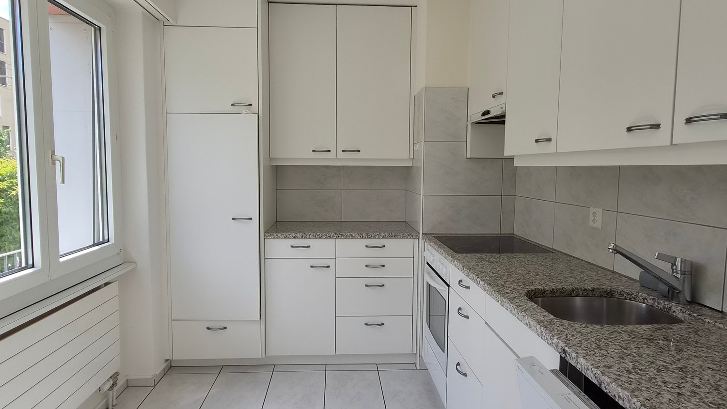 Spacious bright 3-room apartment with balcony in the Gurzelen district, photo 3 of 10