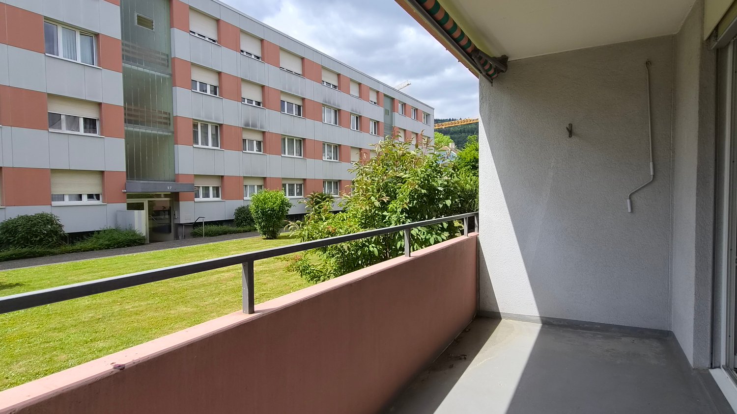 Spacious bright 3-room apartment with balcony in the Gurzelen district, photo 2 of 10