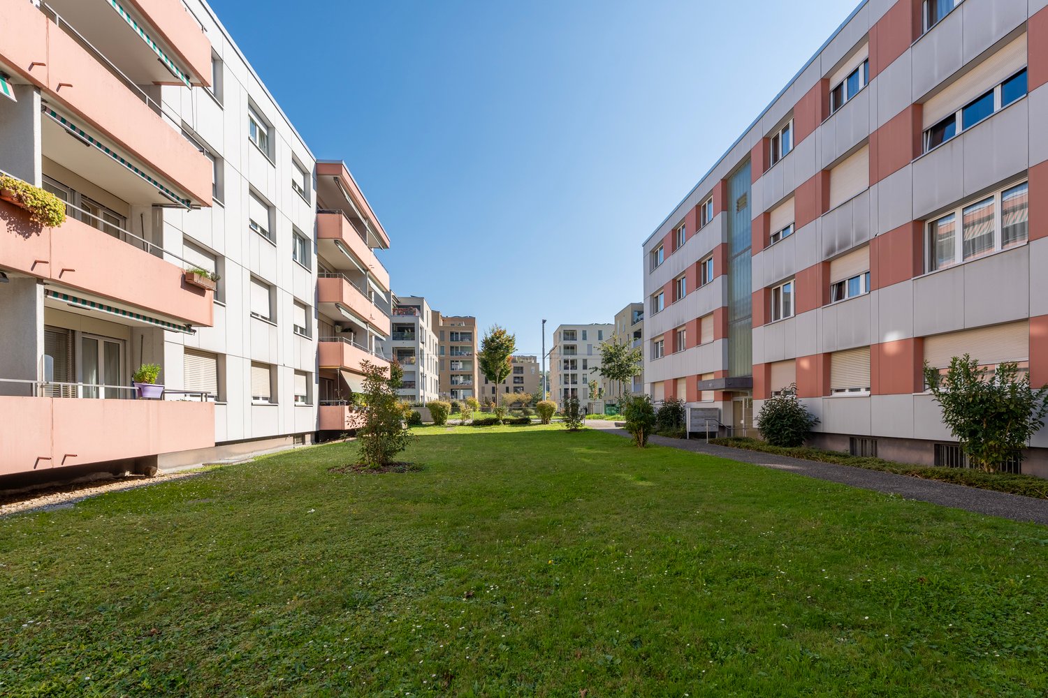 Spacious bright 3-room apartment with balcony in the Gurzelen district, photo 1 of 10