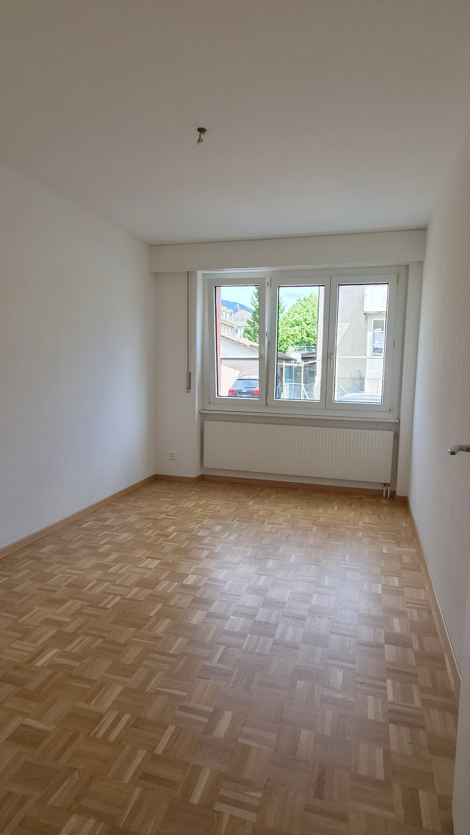 Spacious bright 3-room apartment with balcony in the Gurzelen district, photo 10 of 10
