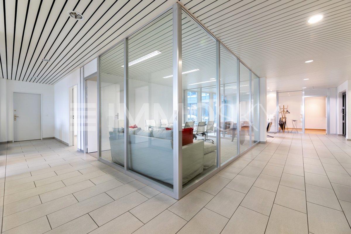 574m² office