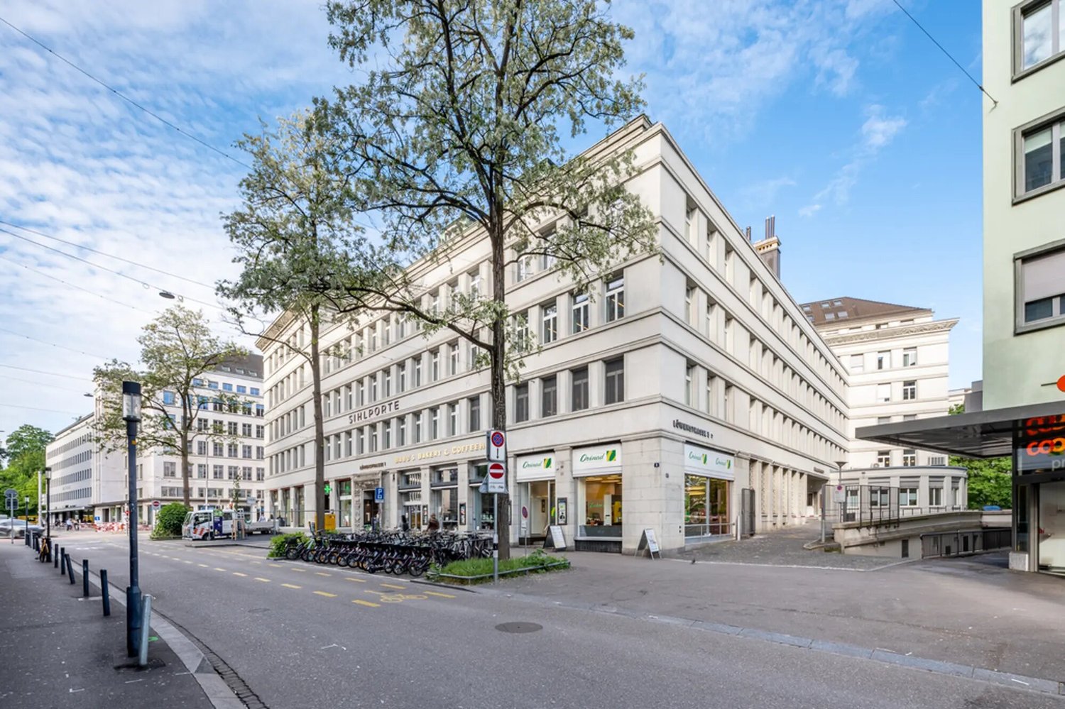 140m² shop, photo 1 of 3