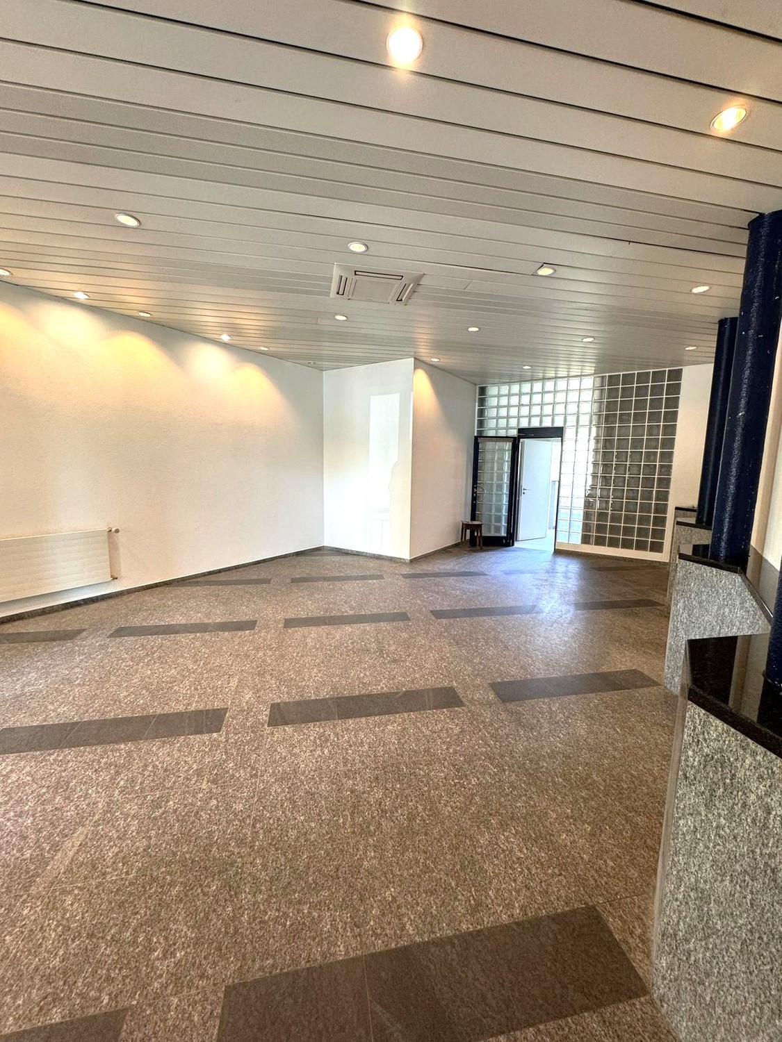 70m² commercial
