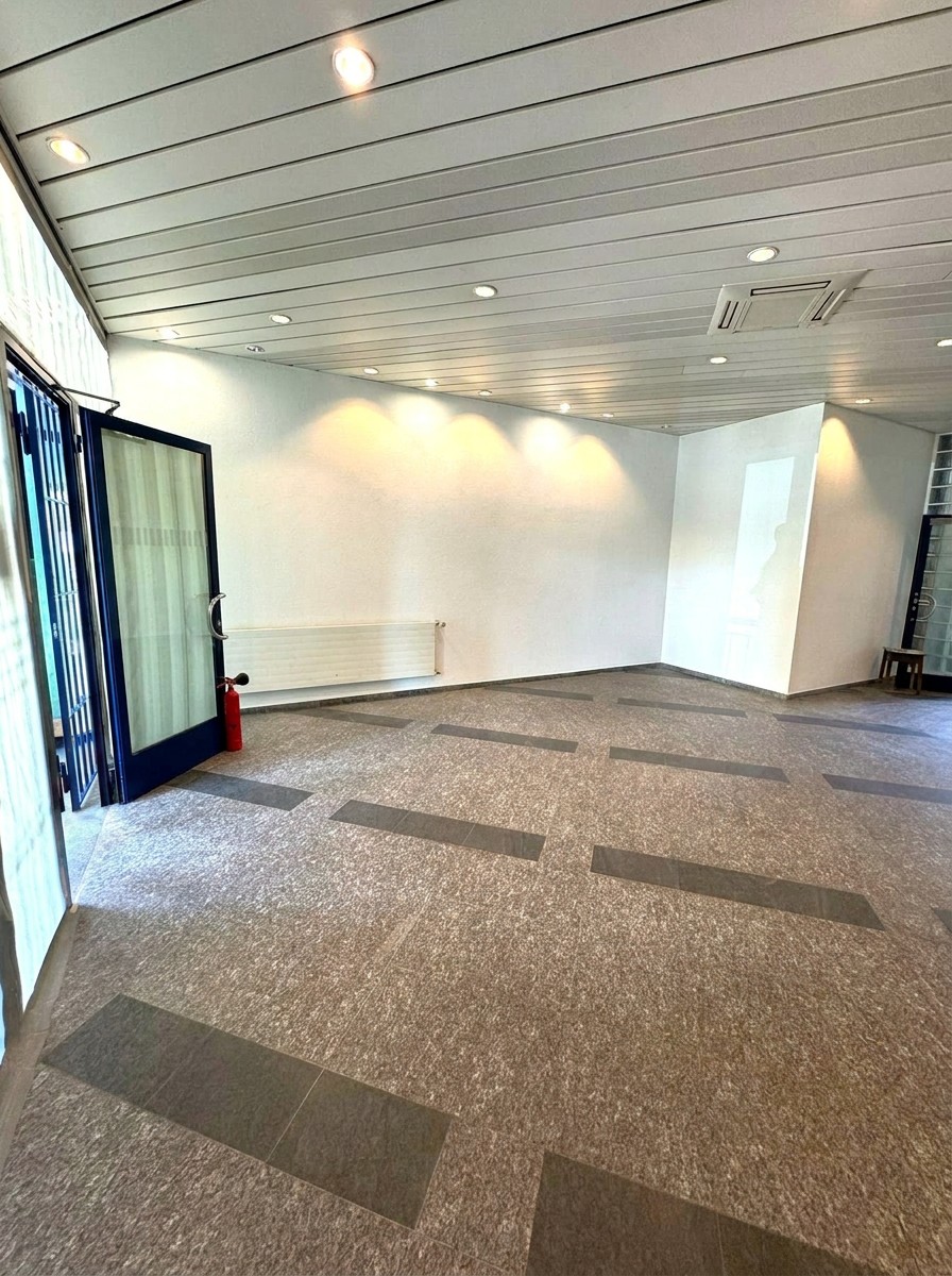 70m² commercial