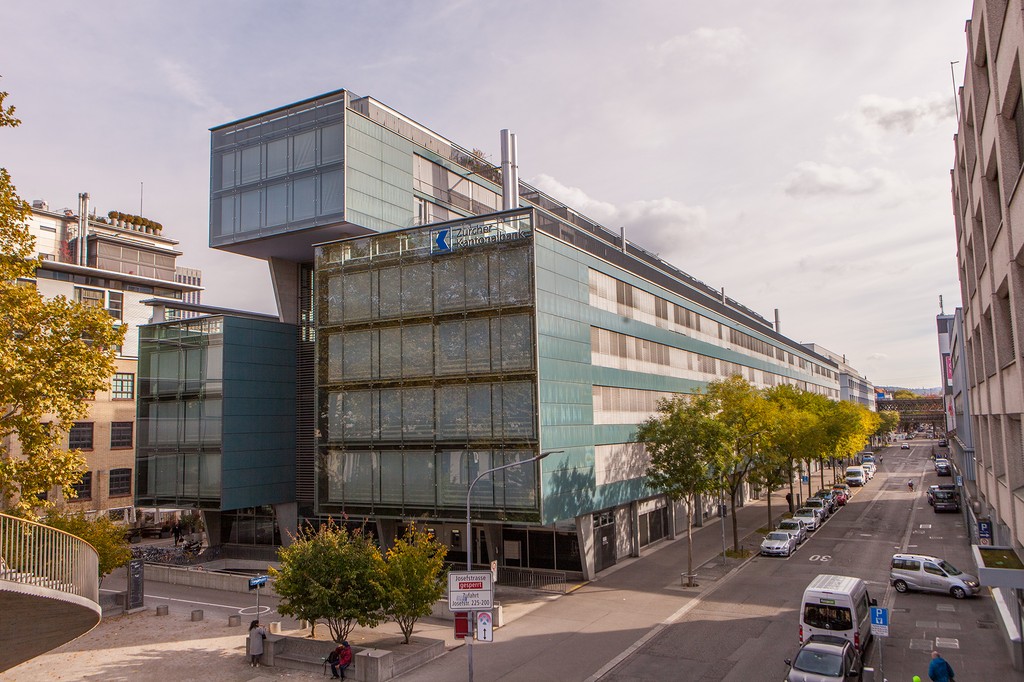 Place de stationnement pour moto dans le quartier 5.

- 1. UG, objet n° 2, CHF 30.00 par mois
- plus 8,1 % TVA (locataires externes)

Pour une visite ou un éventuel essai de stationnement, veuillez contacter le concierge FM Kirnbauer AG au tél. +41 44 431 10 10.