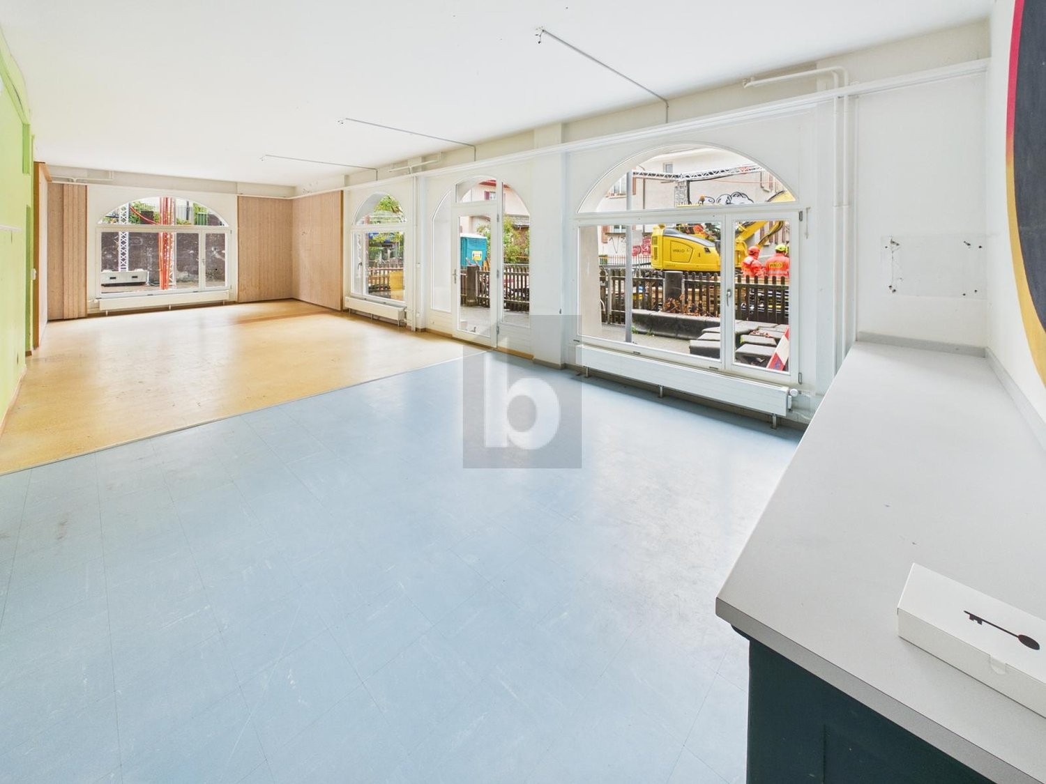 171m² office