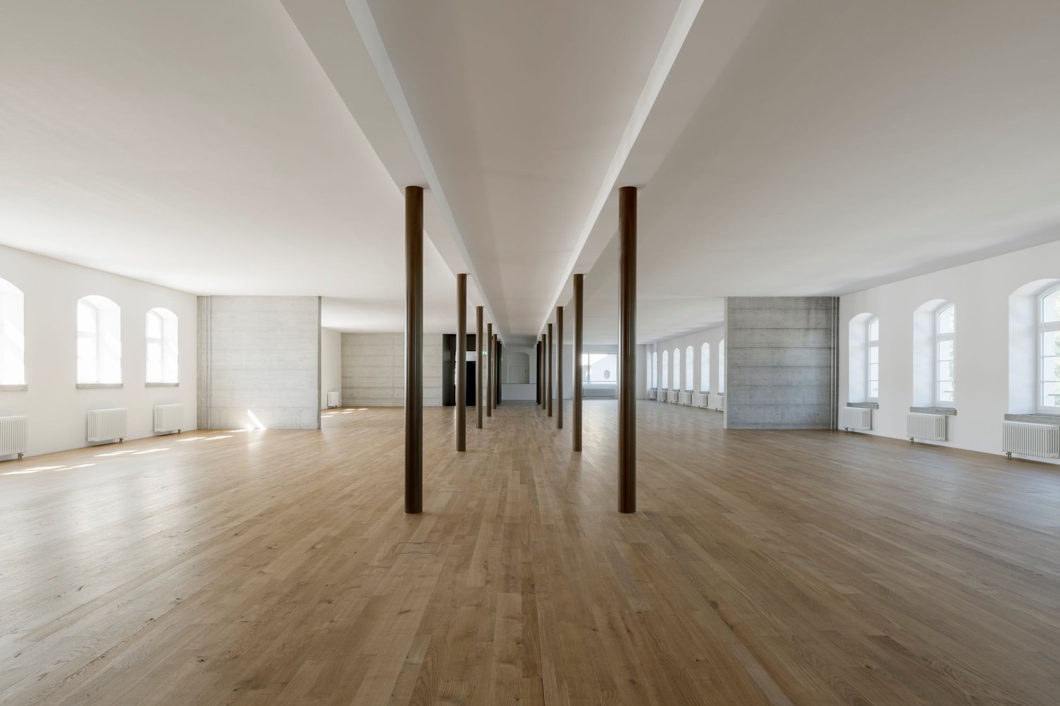 355m² office, photo 1 of 7