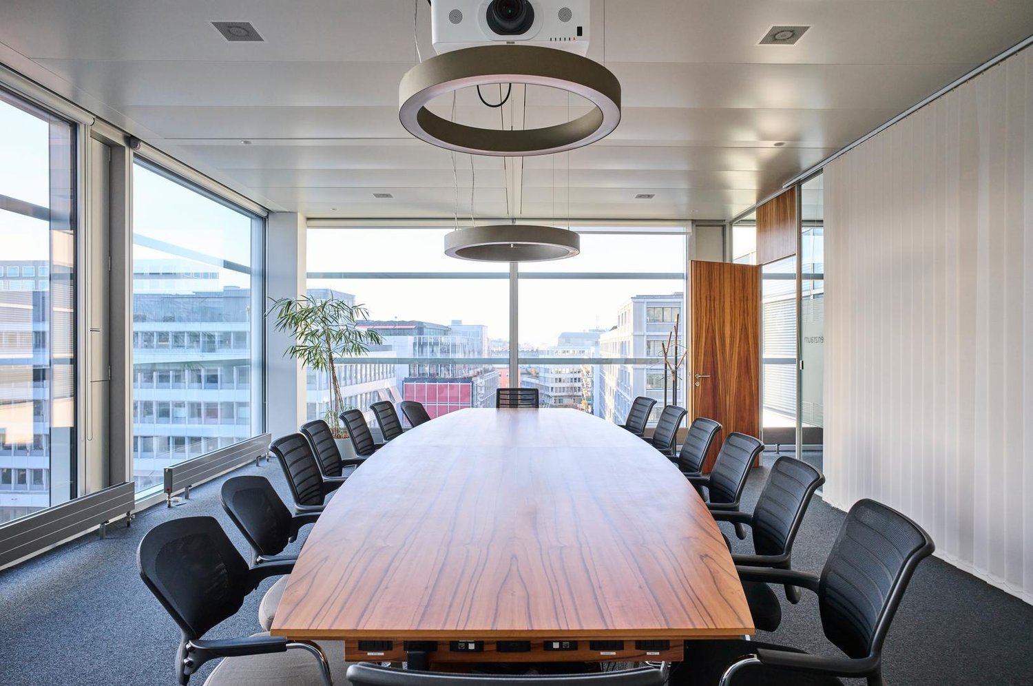 1243m² office, photo 2 of 10