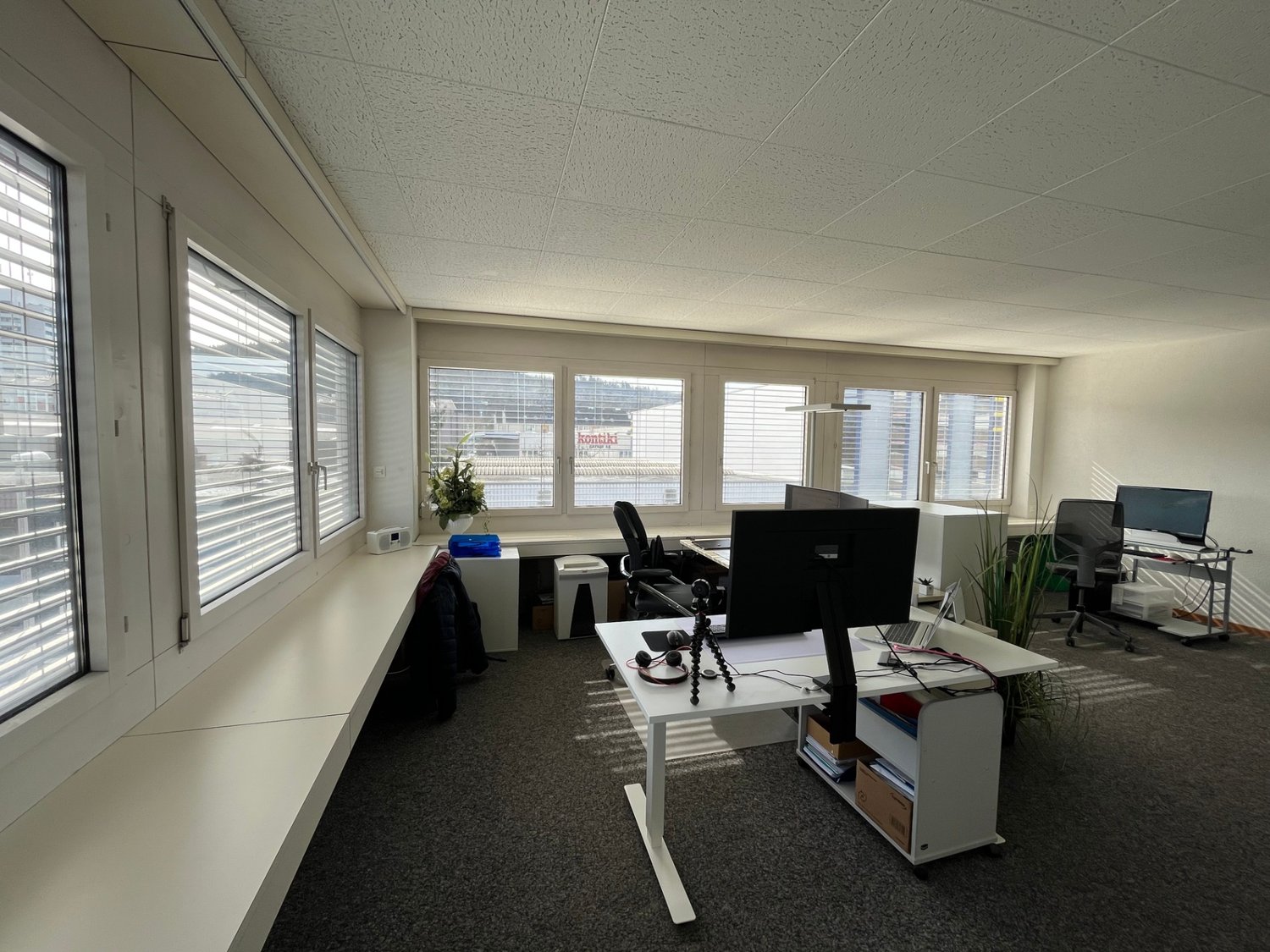 102m² commercial