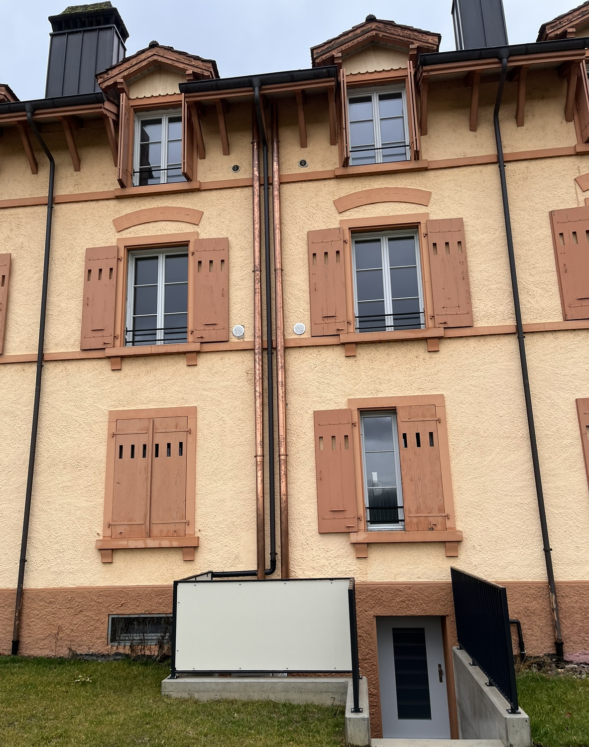 Commercial

Description : Nous louons immédiatement ou à convenir cette **surface commerciale et de loisirs** fraîchement rénovée et polyvalente au Weibelackerweg 3 à Roggwil.  
  
Les locaux situés au sous-sol combinent le charme historique (magnifiques poutres en bois véritable apparentes) avec le