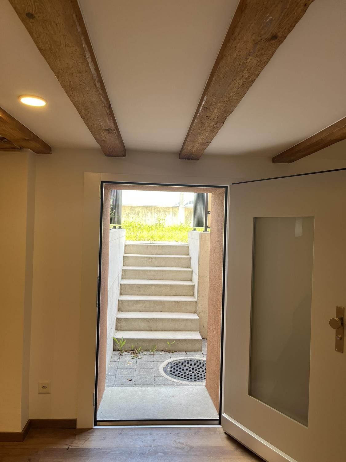 Commercial

Description : Nous louons immédiatement ou à convenir cette **surface commerciale et de loisirs** fraîchement rénovée et polyvalente au Weibelackerweg 3 à Roggwil.  
  
Les locaux situés au sous-sol combinent le charme historique (magnifiques poutres en bois véritable apparentes) avec le