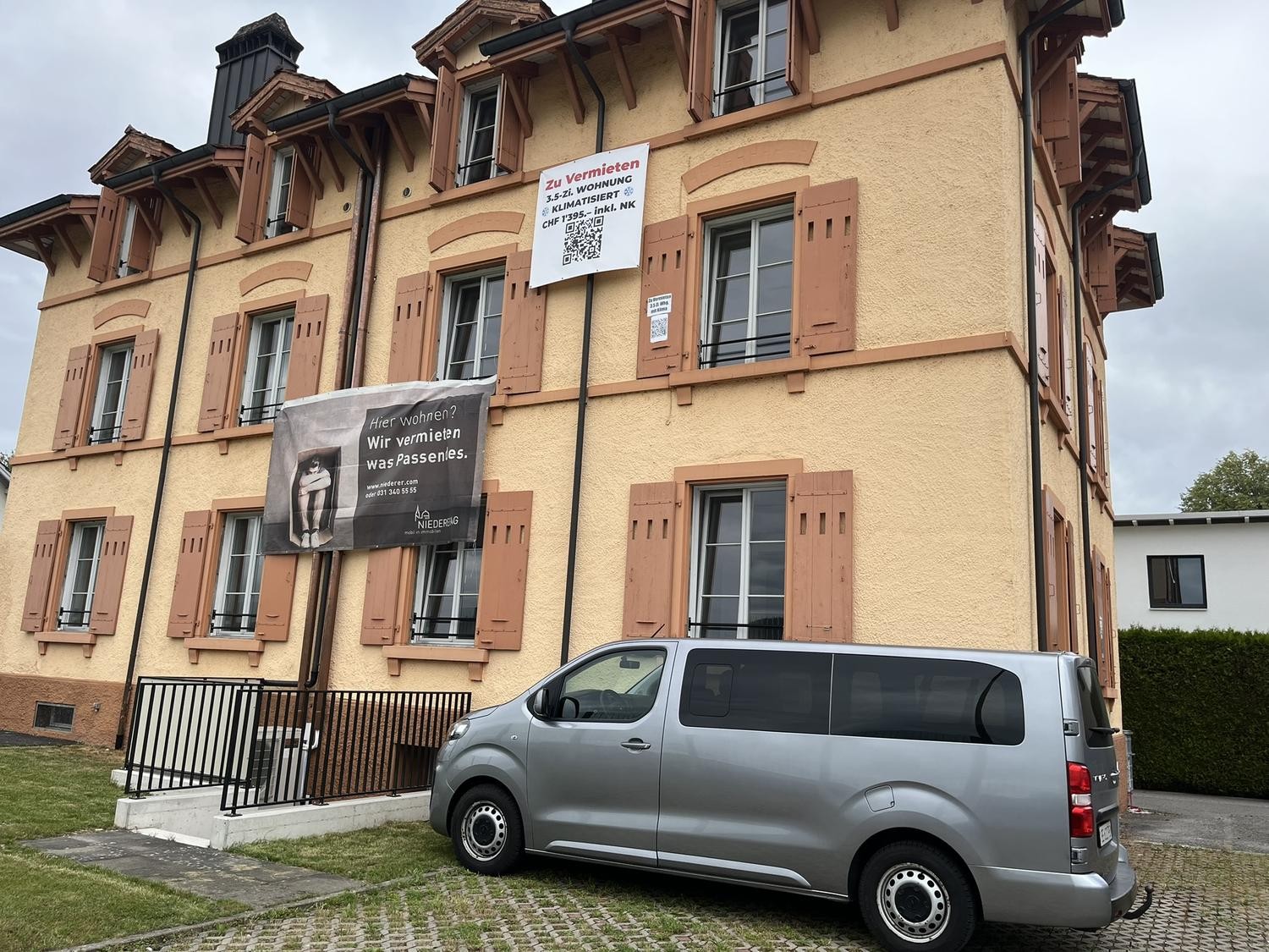 Commercial

Description : Nous louons immédiatement ou à convenir cette **surface commerciale et de loisirs** fraîchement rénovée et polyvalente au Weibelackerweg 3 à Roggwil.  
  
Les locaux situés au sous-sol combinent le charme historique (magnifiques poutres en bois véritable apparentes) avec le