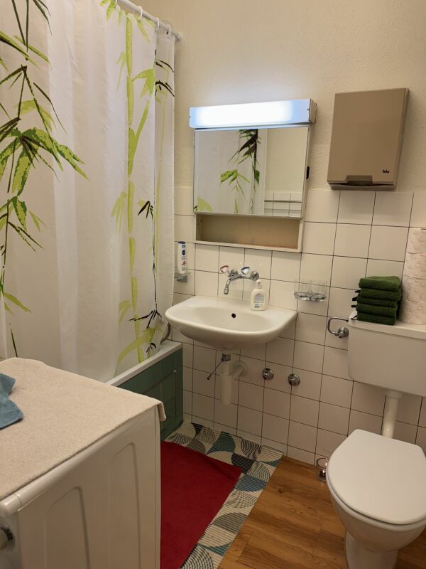 47m² office

Office in the center of Kleinhüningen, in Basel

At Kleinhüningerstrasse 171 in Basel, we are renting a 2-room office (2nd floor).

The office features 2 rooms with laminate flooring as well as a bathroom/WC and a balcony facing the courtyard.

Lift available.

Connections to public tra, photo 3 of 5