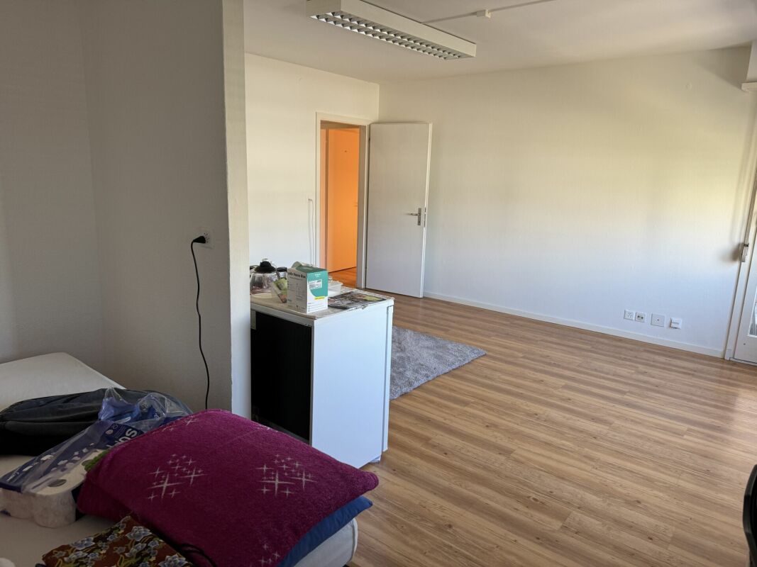 47m² office

Office in the center of Kleinhüningen, in Basel

At Kleinhüningerstrasse 171 in Basel, we are renting a 2-room office (2nd floor).

The office features 2 rooms with laminate flooring as well as a bathroom/WC and a balcony facing the courtyard.

Lift available.

Connections to public tra, photo 5 of 5