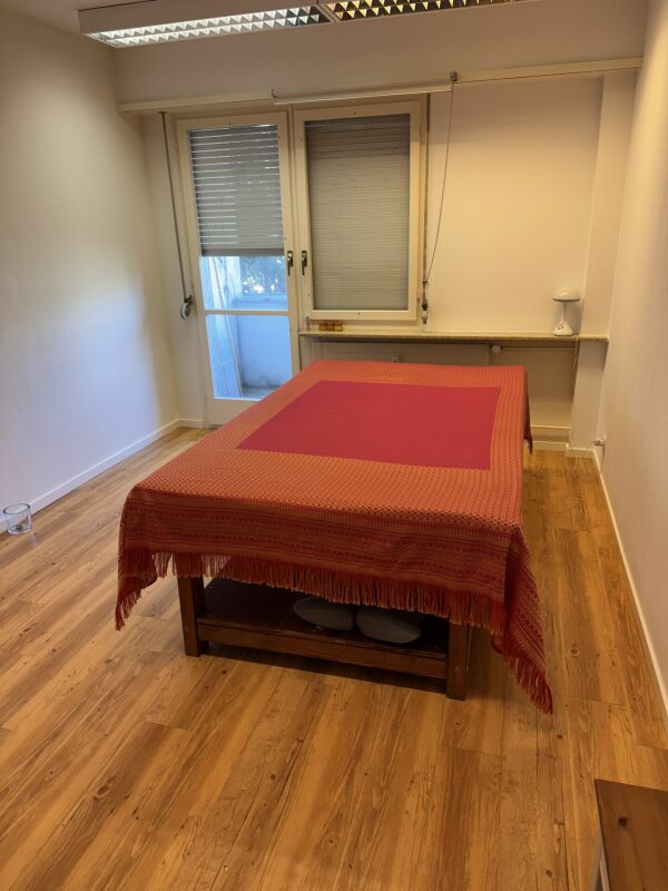 47m² office

Office in the center of Kleinhüningen, in Basel

At Kleinhüningerstrasse 171 in Basel, we are renting a 2-room office (2nd floor).

The office features 2 rooms with laminate flooring as well as a bathroom/WC and a balcony facing the courtyard.

Lift available.

Connections to public tra, photo 1 of 5