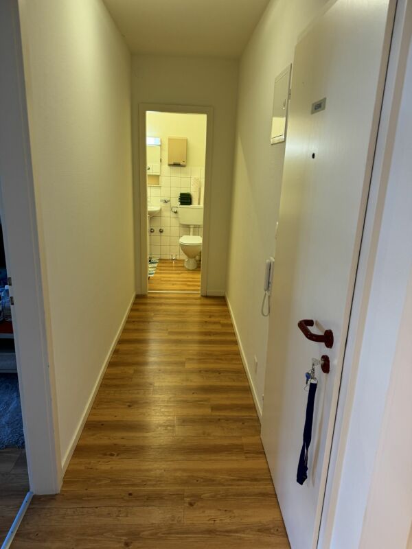 47m² office

Office in the center of Kleinhüningen, in Basel

At Kleinhüningerstrasse 171 in Basel, we are renting a 2-room office (2nd floor).

The office features 2 rooms with laminate flooring as well as a bathroom/WC and a balcony facing the courtyard.

Lift available.

Connections to public tra, photo 4 of 5