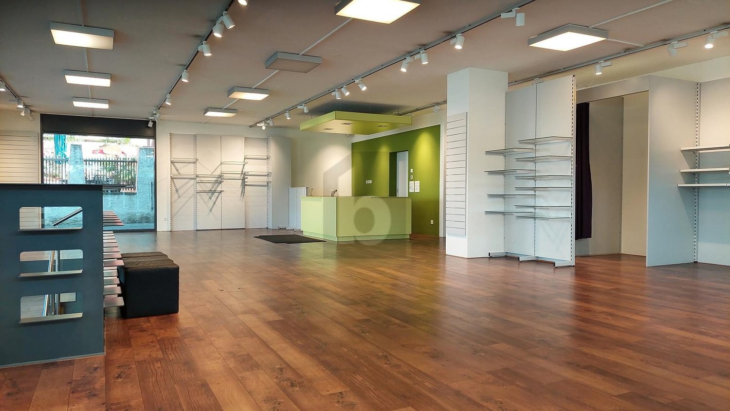 385m² shop, photo 3 of 4